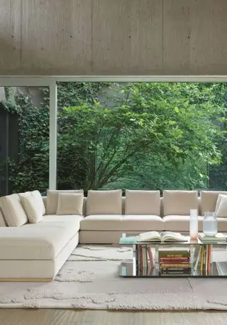 クリーム色の断面、質感のあるクリーム色の敷物、ガラスミラーのコーヒーテーブル