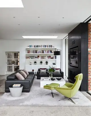 Sala de estar en blanco y negro con silla decorativa