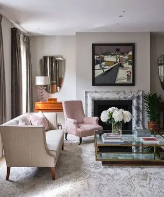 Salón luminoso con downlights