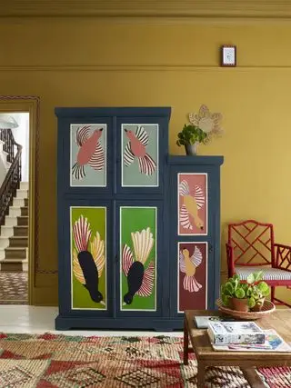 Salon jaune avec un meuble peint