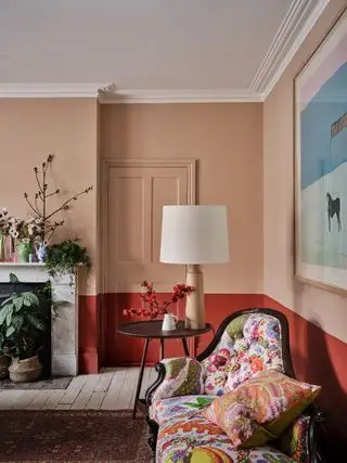 Salon avec murs en Bamboozle et Templeton Pink par Farrow & Ball