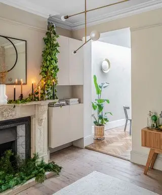 Un exemple d'idées de salon minimaliste montrant un salon minimaliste avec des rangements muraux à côté d'une cheminée traditionnelle