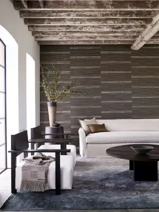 Salon minimaliste avec papier peint noir de Romo