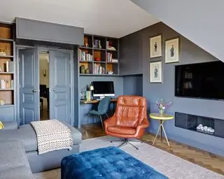 Ideas de sala de estar de apartamento gris con almacenamiento incorporado, un sofá seccional pálido y un sillón de cuero naranja.
