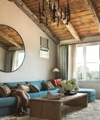 האם שולחן קפה גורם לחדר להיראות גדול או קטן יותר? מומחי עיצוב חולקים נוסחת קסם