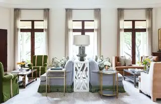 Un exemple de conception d'un salon avec des canapés symétriques dos à dos, des canapés verts et bleus.