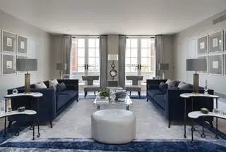 Salón gris con sofás azules de Joanna Wood