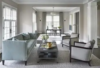 Sala de estar gris con paredes en Revere Pewter de Benjamin Moore