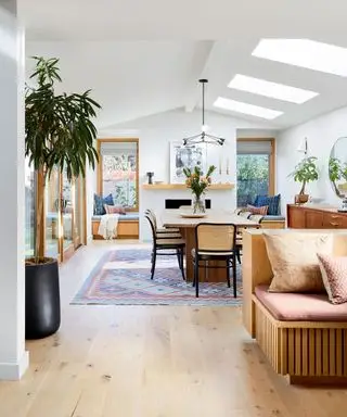 Ideas de salones largos con paredes blancas y muebles de madera.