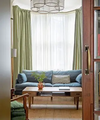 Ako vyčistiť zamatový gauč – a chyby, ktoré ho zničia