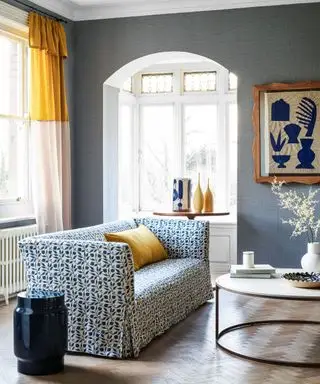 Ideias de feng shui para sala de estar com esquema de cores azul e amarelo