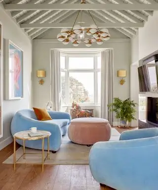 Ideias de feng shui para sala de estar com móveis em tons pastéis