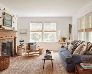 Sala de estar larga con paleta de colores neutros