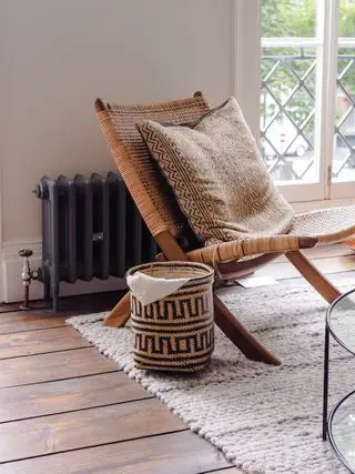 decoración tejida en la sala de estar de la granja