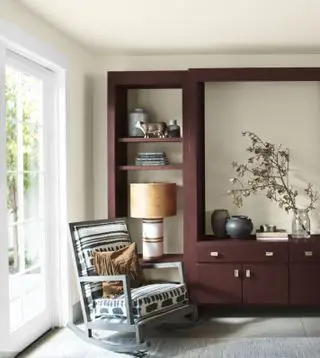 Salón con estanterías pintadas