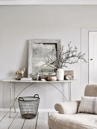 Espejo zorro en una sala de estar