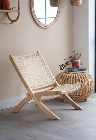 Sencilla silla de madera en el cortijo salón con mesa auxiliar