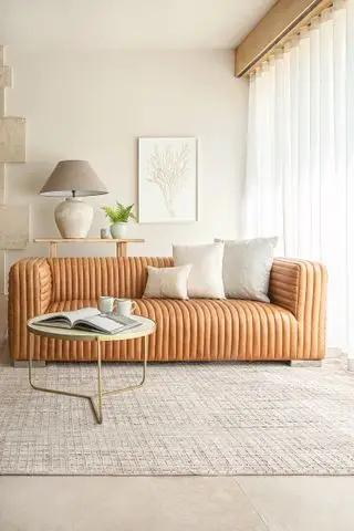 sofá de cuero acanalado en color caramelo