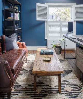 가죽 소파와 커피 테이블이 있는 거실