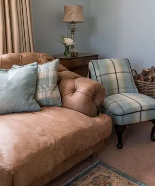 가죽 소파를 청소하는 방법 – 전문가 가이드