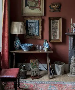 Hier werden Ideen für die Bemalung Ihres Wohnzimmers in traditionellem Rot mit einer Auswahl an antiken Möbeln, Accessoires und Wandkunst gezeigt.