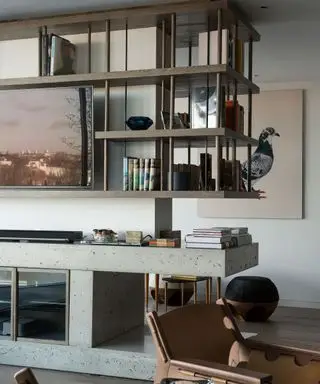 Rangement moderne avec étagères et meuble TV