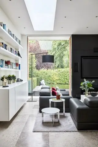 Moderne stue med lysegrå gulvfliser og