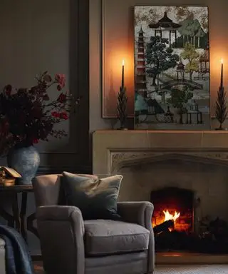 Hyggelig stue med pejs, kamin dekoreret med kunst og stearinlys