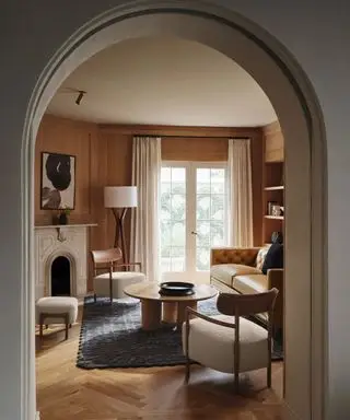 Hyggelig stue med møbler fra anthropologie