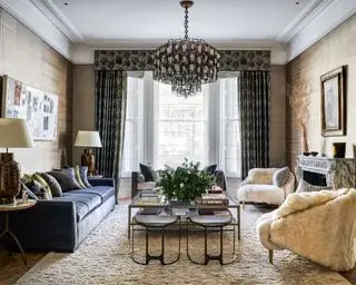 Stue efterårsindretning med brun farveskala