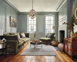 Stue efterårsindretning med lædersofa, trægulv og møbler