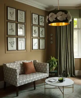Brun stue, grønne gardiner og lampeskærm