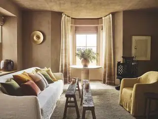 スリップカバー付きの素朴なリビング ルーム