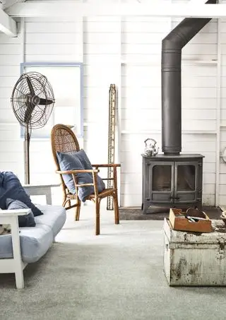 カントリーリビングルームのアイデア - ストーブ