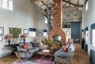 暖炉のそばの床の間の開いた棚が付いた肘掛け椅子