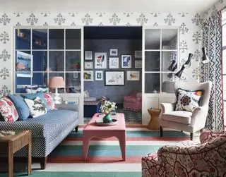 סלון צבעוני עם מחיצת זכוכית ושטיח פסים