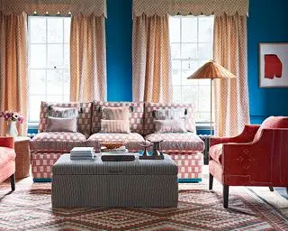 Idéias para paredes de sala de estar com esquema de cores azul e vermelho
