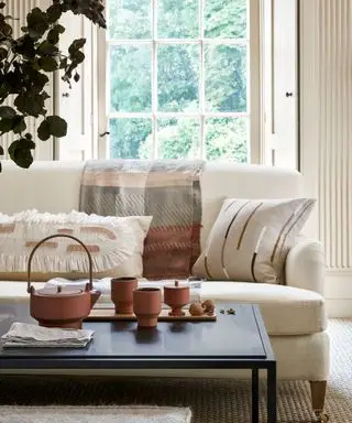 Salón con sofá color crema