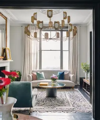 nøytral stue med moderne sofa og stort vindu