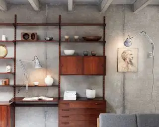 Lâmpadas angulares que iluminam a sala de estar em uma parede de concreto cinza.