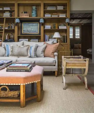 Rustikales Wohnzimmer mit großem Stauraum aus Holz und übergroßer Ottomane aus Holz