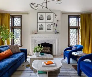 Beige stue med dristige fargede sofaer