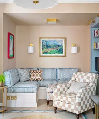 Liten stue i rosa med seksjon