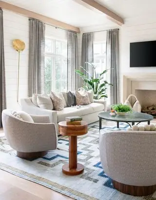 Sandfarget peis med flislagt bakside, hvite, horisontale vegger