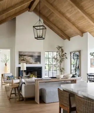 Nøytral stue med konsollbord bak sofa