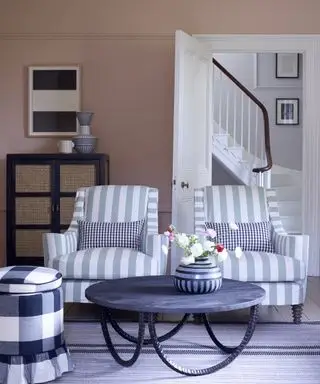 stueideer med rosa vegger og lenestoler trukket i stripete stoff