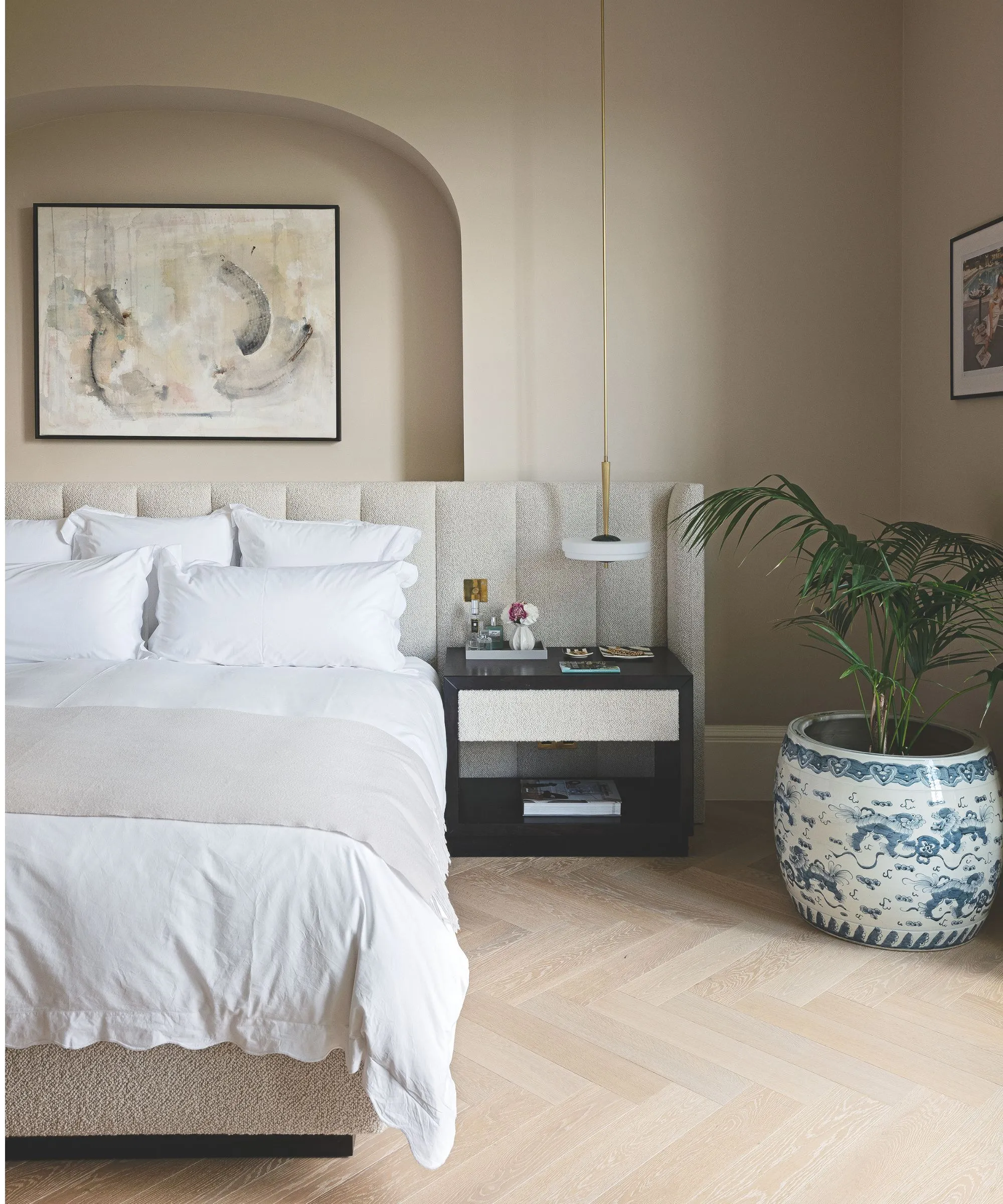 Soveværelse med parketgulvbukken hovedgærde og hvidt sengetøj' loading='lazy' title=