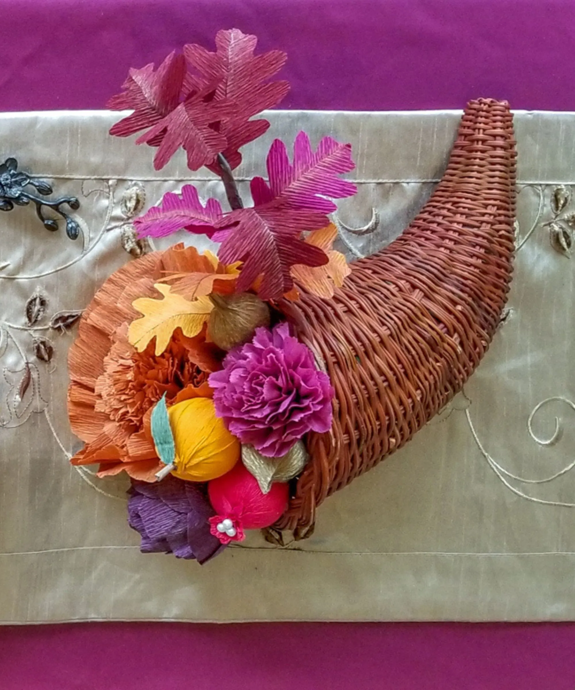 סלסלת שפע עם פרחי עשה זאת בעצמך וקישוטי פירות' loading='lazy' title=