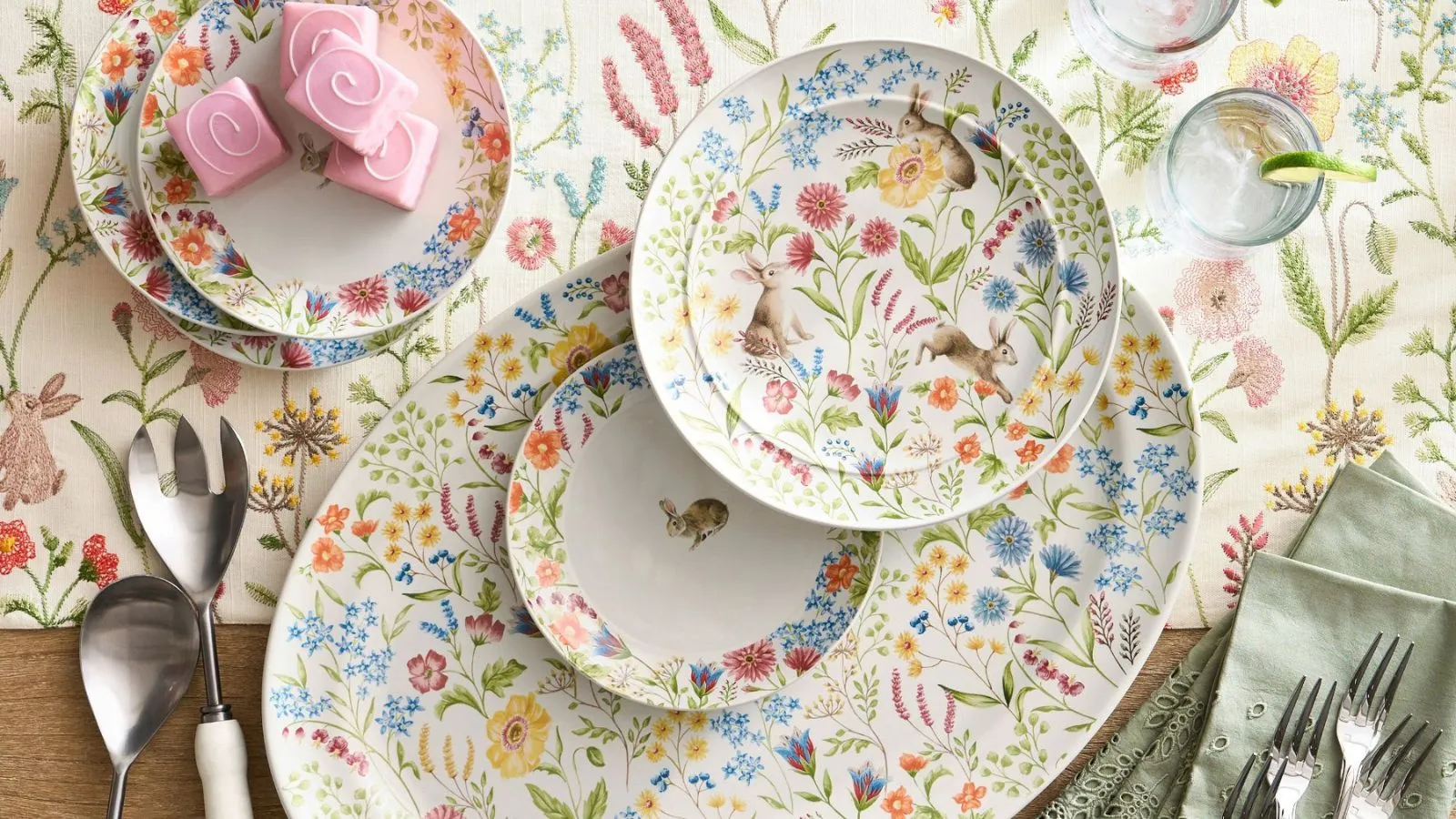 Letecký pohled na bílou růžovou a modrou květinovou tabulku' loading='lazy' title=