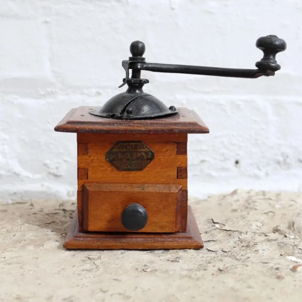 Vintage dřevěný pepřový mlýn s kovovou rukojetí a malou zásuvkou' loading='lazy' title=